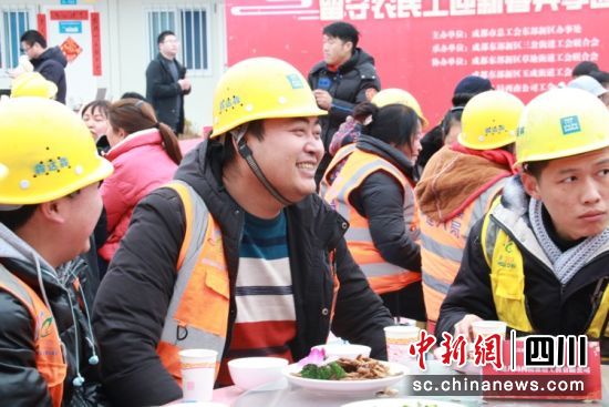 工友們?cè)谝黄饸g聚團(tuán)年。成都東部新區(qū) 供圖 工友們?cè)谝黄饸g聚團(tuán)年。成都東部新區(qū) 供圖