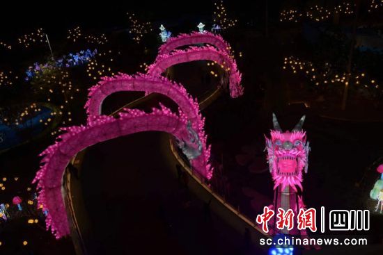 美麗長龍已呈現。謝璐 攝 美麗長龍已呈現。謝璐 攝