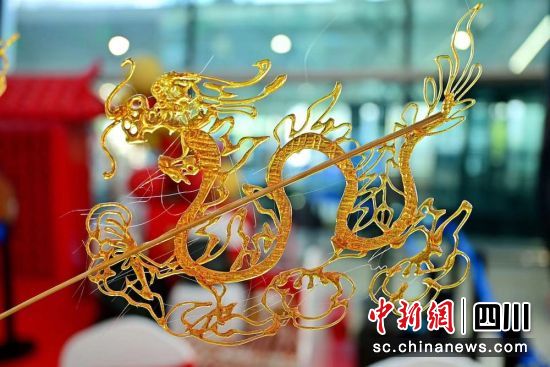 用糖畫“畫”個龍。 陶軻 攝 用糖畫“畫”個龍。 陶軻 攝
