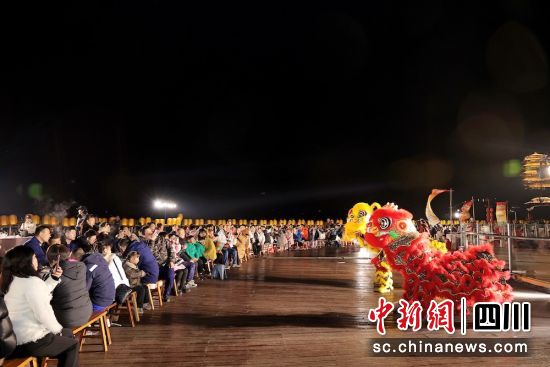 象征著團圓與和諧的百米長龍宴正式開宴。成都東部新區 供圖 象征著團圓與和諧的百米長龍宴正式開宴。成都東部新區 供圖