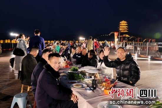 大家歡聚一堂互道祝福。成都東部新區 供圖 大家歡聚一堂互道祝福。成都東部新區 供圖