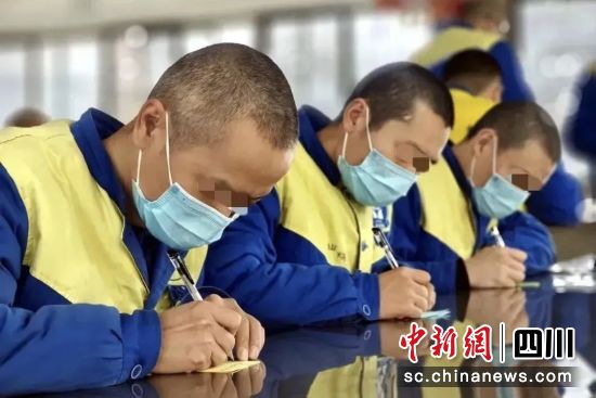 戒毒人員書寫親情書信。四川省戒毒管理局 供圖 戒毒人員書寫親情書信。四川省戒毒管理局 供圖