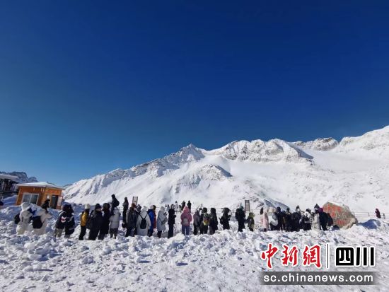 達古冰川景區春節假期游客大幅增加。達古冰川景區 供圖 達古冰川景區春節假期游客大幅增加。達古冰川景區 供圖
