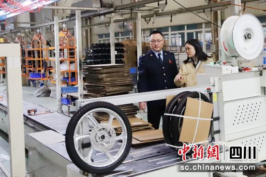 稅務(wù)干部在企業(yè)一線走訪調(diào)研生產(chǎn)經(jīng)營情況。四川稅務(wù)供圖 稅務(wù)干部在企業(yè)一線走訪調(diào)研生產(chǎn)經(jīng)營情況。四川稅務(wù)供圖