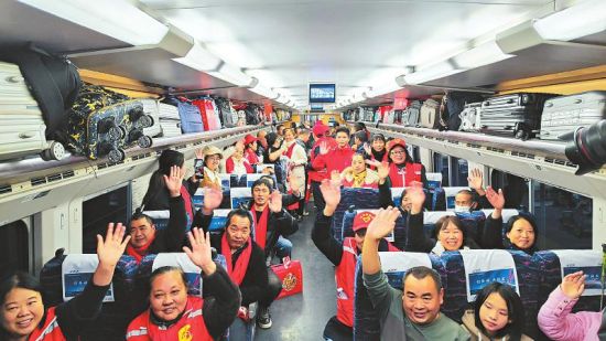 600余名川籍農(nóng)民工乘坐返崗專列,開啟新一年的打拼。 記者 劉珩 攝 600余名川籍農(nóng)民工乘坐返崗專列,開啟新一年的打拼。 記者 劉珩 攝