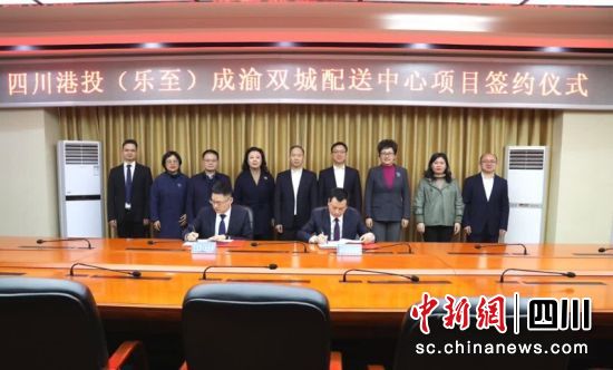 正在簽約。姚陽 攝 正在簽約。姚陽 攝