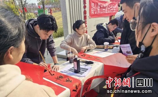 送法治春聯(lián)現(xiàn)場。四川省司法廳供圖 送法治春聯(lián)現(xiàn)場。四川省司法廳供圖
