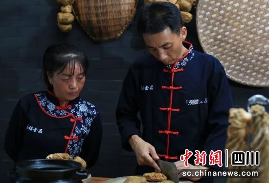 大頭菜加工。貢井融媒 供圖 大頭菜加工。貢井融媒 供圖