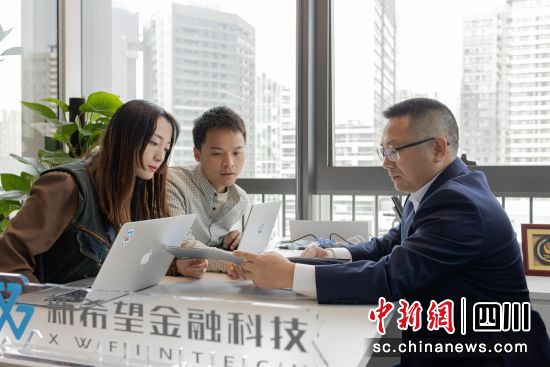 辦公現(xiàn)場。邱川浩 攝 辦公現(xiàn)場。邱川浩 攝