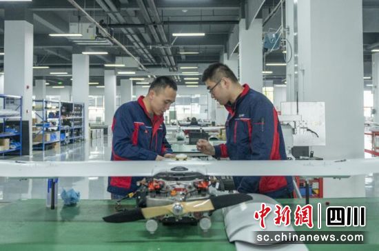 去年3月,大鵬無人機制造基地在成都落成,工人師傅正在檢測無人機相關性能。劉忠俊 攝 去年3月,大鵬無人機制造基地在成都落成,工人師傅正在檢測無人機相關性能。劉忠俊 攝