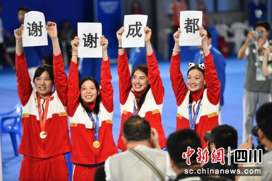 8月7日,第31屆世界大學生夏季運動會女子4x100米混合泳接力決賽在成都舉行,中國隊以3分59秒67奪得金牌。圖為參賽的中國隊選手柳雅欣、朱蕾桔、張雨霏、李冰潔(從左到右)奪冠后高舉“謝謝成都”。中新社記者 張浪 攝 8月7日,第31屆世界大學生夏季運動會女子4x100米混合泳接力決賽在成都舉行,中國隊以3分59秒67奪得金牌。圖為參賽的中國隊選手柳雅欣、朱蕾桔、張雨霏、李冰潔(從左到右)奪冠后高舉“謝謝成都”。中新社記者 張浪 攝