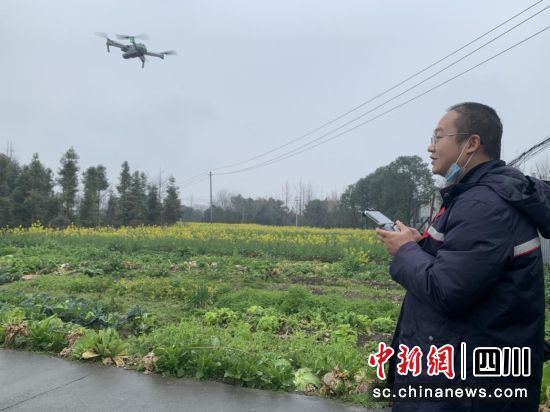 理賠人員運用無人機開展查勘。人保財險成都市分公司供圖 理賠人員運用無人機開展查勘。人保財險成都市分公司供圖