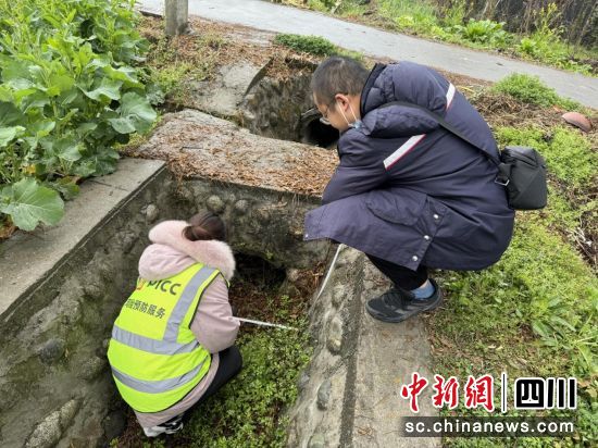 理賠人員測量溝渠受損情況。人保財險成都市分公司供圖 理賠人員測量溝渠受損情況。人保財險成都市分公司供圖