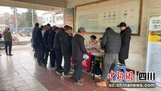 工作人員與村民一起卸裝肥料。人保財險四川省分公司供圖 工作人員與村民一起卸裝肥料。人保財險四川省分公司供圖