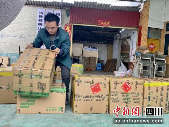 快遞小哥嚴杰為茶葉加工商打包茶葉。申云肖 攝 快遞小哥嚴杰為茶葉加工商打包茶葉。申云肖 攝