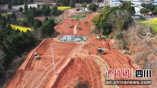 挖掘機正在進行田塊整治。 旌陽區融媒體中心供圖 挖掘機正在進行田塊整治。 旌陽區融媒體中心供圖
