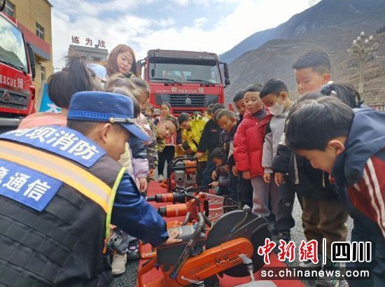 萌娃沉浸式體驗(yàn)消防設(shè)備。汶川縣委宣傳部供圖 萌娃沉浸式體驗(yàn)消防設(shè)備。汶川縣委宣傳部供圖