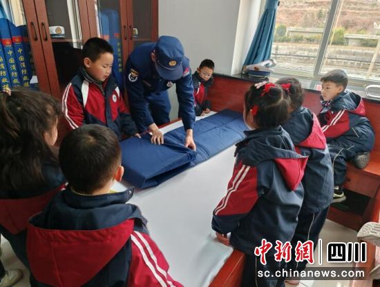 萌娃沉浸式體驗(yàn)消防設(shè)備。汶川縣委宣傳部供圖 萌娃沉浸式體驗(yàn)消防設(shè)備。汶川縣委宣傳部供圖