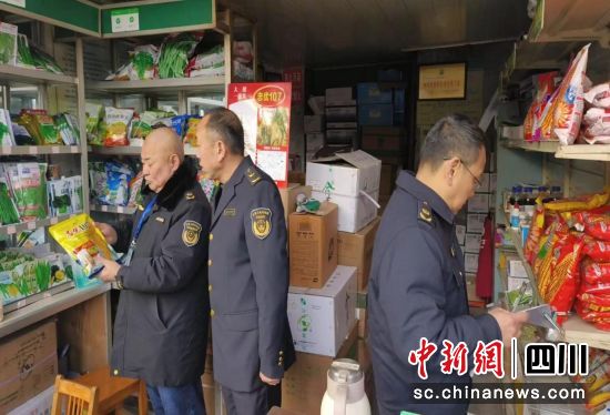 執法人員在檢查農資產品。旺蒼縣農業農村局 供 執法人員在檢查農資產品。旺蒼縣農業農村局 供