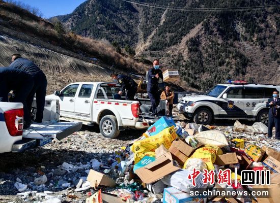 集中銷毀假冒偽劣物品。松潘縣委宣傳部供圖 集中銷毀假冒偽劣物品。松潘縣委宣傳部供圖