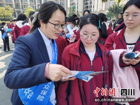 “進校園”活動現場。瑞中保險川分 供圖 “進校園”活動現場。瑞中保險川分 供圖