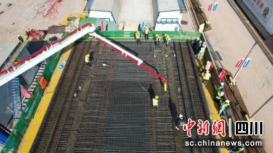 澆筑現(xiàn)場(chǎng)。姚陽(yáng) 攝 澆筑現(xiàn)場(chǎng)。姚陽(yáng) 攝