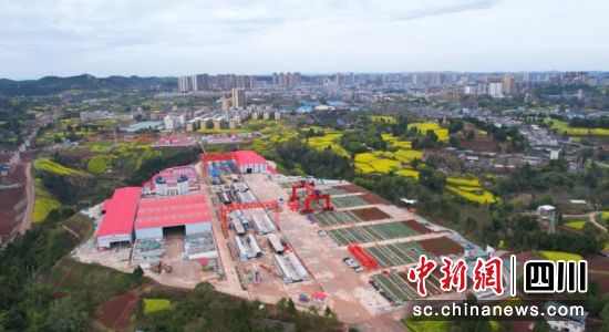 成達(dá)萬(wàn)高鐵樂(lè)至制梁場(chǎng)全貌。姚陽(yáng) 攝 成達(dá)萬(wàn)高鐵樂(lè)至制梁場(chǎng)全貌。姚陽(yáng) 攝