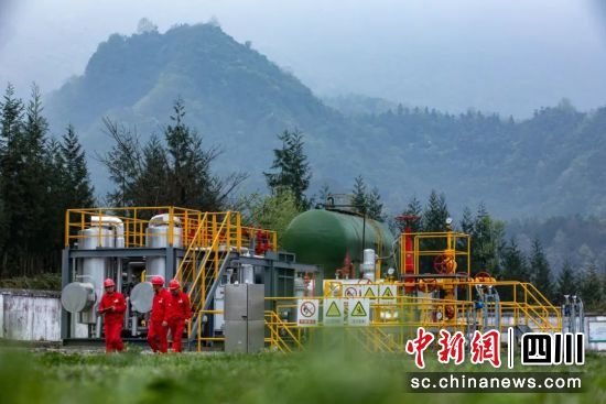青山綠水之間的一場硬仗。劉梅 攝 青山綠水之間的一場硬仗。劉梅 攝