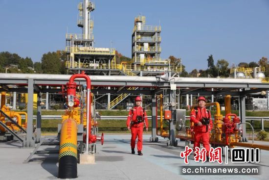 員工堅守一線崗位。劉梅 攝 員工堅守一線崗位。劉梅 攝