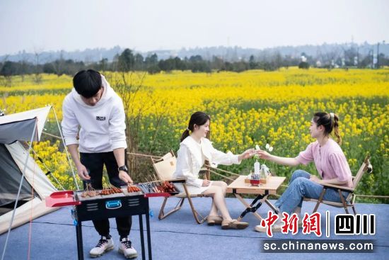 在花海里烤燒烤、喝酒,體驗(yàn)超快感的金色海浪。王杰 攝 在花海里烤燒烤、喝酒,體驗(yàn)超快感的金色海浪。王杰 攝