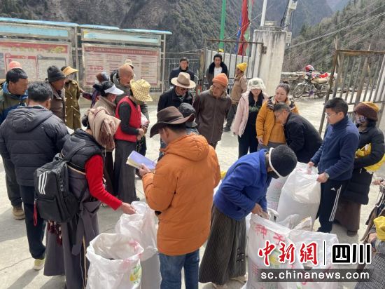 免費發放種子和化肥現場。壤塘縣委宣傳部供圖 免費發放種子和化肥現場。壤塘縣委宣傳部供圖