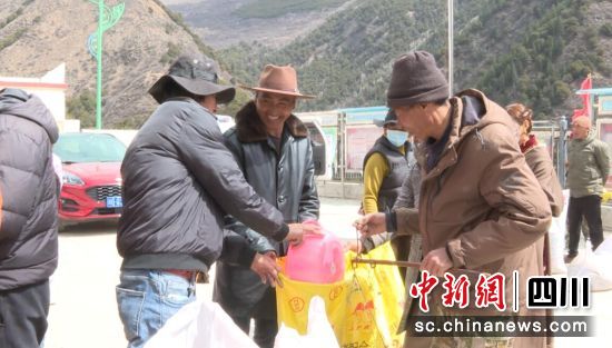 免費發放種子和化肥現場。壤塘縣委宣傳部供圖 免費發放種子和化肥現場。壤塘縣委宣傳部供圖