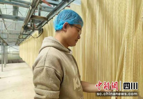 耿毅正在認真查看面條制作情況。羅美攝 耿毅正在認真查看面條制作情況。羅美攝
