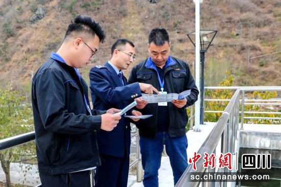 稅務(wù)干部在石棉縣供排水公司宣講水資源稅政策和征納互動平臺操作知識等。四川稅務(wù)供圖 稅務(wù)干部在石棉縣供排水公司宣講水資源稅政策和征納互動平臺操作知識等。四川稅務(wù)供圖