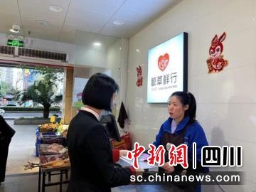 上門為小商戶提供兌換零錢服務(wù)。中信銀行成都分行供圖 上門為小商戶提供兌換零錢服務(wù)。中信銀行成都分行供圖