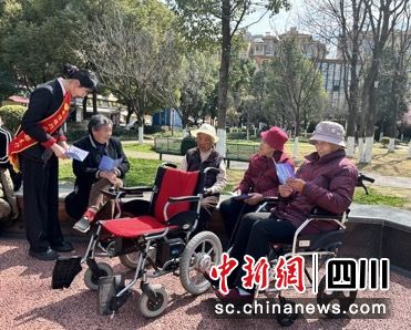 走進(jìn)社區(qū)為老年人講解金融政策。中信銀行成都分行供圖 走進(jìn)社區(qū)為老年人講解金融政策。中信銀行成都分行供圖