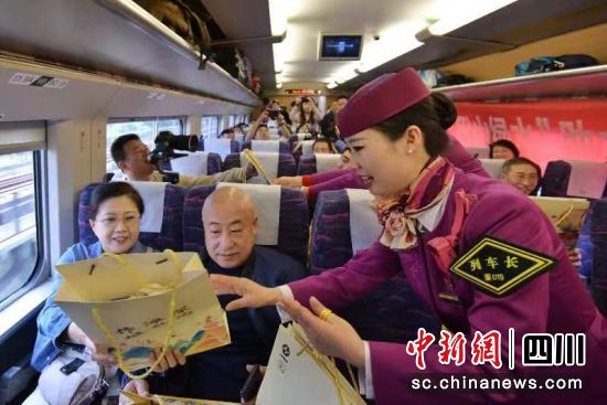 重慶至都江堰直通動(dòng)車(chē)組今日開(kāi)行。都江堰市委宣傳部供圖 重慶至都江堰直通動(dòng)車(chē)組今日開(kāi)行。都江堰市委宣傳部供圖