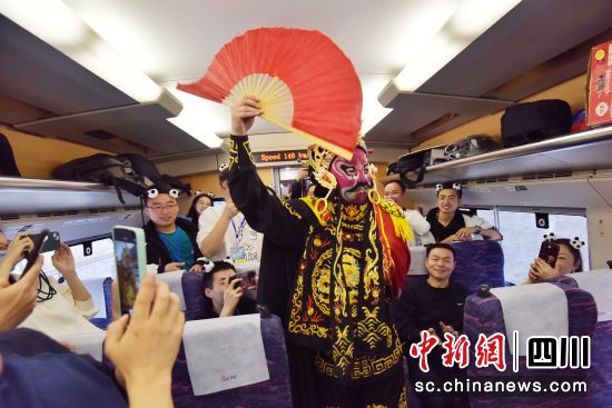 重慶至都江堰直通動(dòng)車(chē)組今日開(kāi)行。都江堰市委宣傳部供圖 重慶至都江堰直通動(dòng)車(chē)組今日開(kāi)行。都江堰市委宣傳部供圖