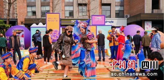 推介會(huì)在四川成都東郊記憶舉行。(廣西壯族自治區(qū)文化和旅游廳 供圖) 推介會(huì)在四川成都東郊記憶舉行。(廣西壯族自治區(qū)文化和旅游廳 供圖)