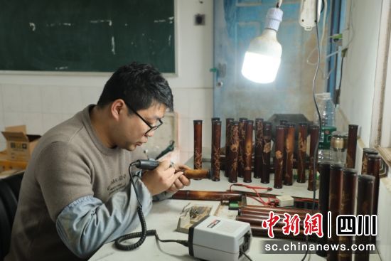 工作人員雕刻竹香筒。朱思雨 攝 工作人員雕刻竹香筒。朱思雨 攝