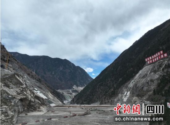 大壩填筑現場。水電七局供圖 大壩填筑現場。水電七局供圖