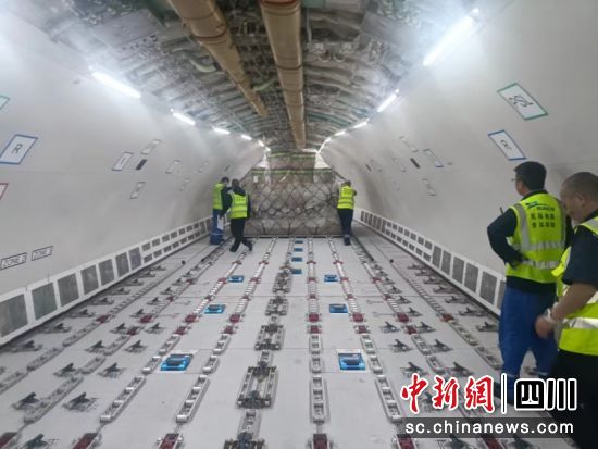 首航航班裝載的貨物有電子產(chǎn)品、服裝和工業(yè)貿(mào)易品等。楊世英 攝 首航航班裝載的貨物有電子產(chǎn)品、服裝和工業(yè)貿(mào)易品等。楊世英 攝