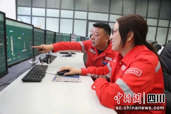 對裝置進行安全巡查。劉梅 對裝置進行安全巡查。劉梅