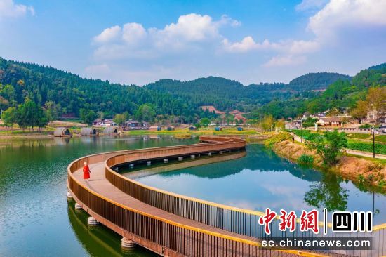 永和家園鳳凰湖畔。(岳冰松 攝) 永和家園鳳凰湖畔。(岳冰松 攝)