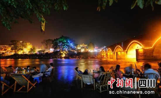 平樂古鎮美麗夜景。王杰 攝 平樂古鎮美麗夜景。王杰 攝