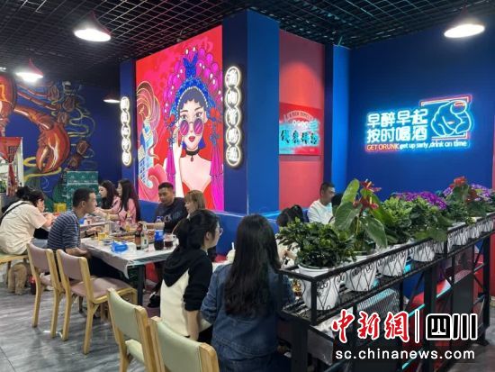 龍蝦餐廳里的食客。周媛 攝 龍蝦餐廳里的食客。周媛 攝