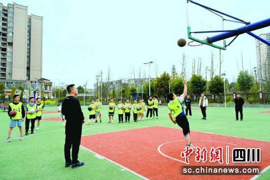 跨學科體育名師工作室成員指導白塔小學籃球社團三步上籃。 鄒剛 攝 跨學科體育名師工作室成員指導白塔小學籃球社團三步上籃。 鄒剛 攝