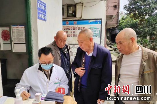 治療服務現(xiàn)場。富順融媒 供圖 治療服務現(xiàn)場。富順融媒 供圖