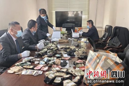 清理兌換現場。農行阿壩縣支行 供圖 清理兌換現場。農行阿壩縣支行 供圖