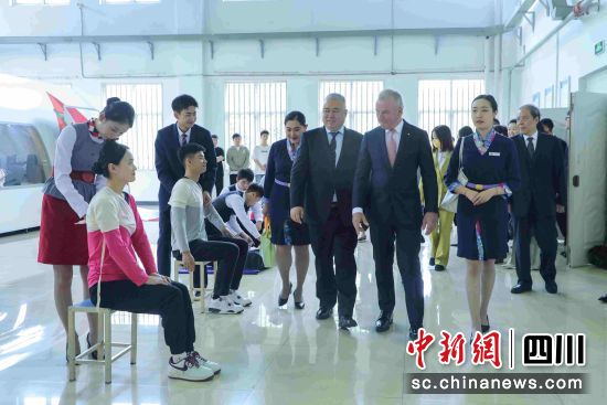 參會嘉賓參觀學(xué)生課堂。四川西南航空職業(yè)學(xué)院供圖 參會嘉賓參觀學(xué)生課堂。四川西南航空職業(yè)學(xué)院供圖
